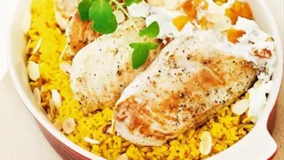Kycklingfilé med saffransris och mandelyoghurt