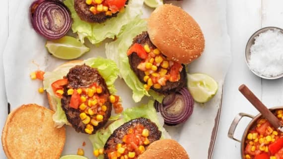 Hamburgare med tomat- och majssalsa och ugnsbakad lök
