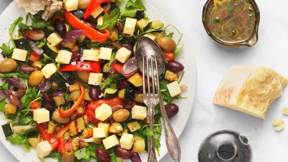 Sallad med rostade grönsaker, ost och oliver