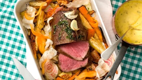 Helstekt oxfilé med rostade rotfrukter