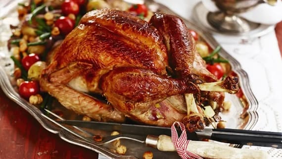 Helstekt kalkon med hasselnötter, salvia och citron