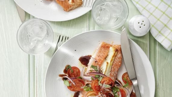 Lax med fetaost och tomatsallad