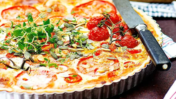 Getostpaj med tomat och rostade frön