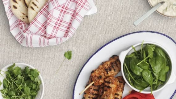 Kycklingspett i pita med mango chutneydressing