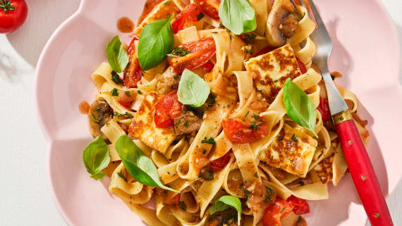 Pasta med grillost, tomat, basilika och champinjoner