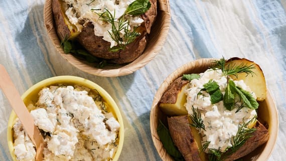Bakad potatis med kronärtskocks- och fetaoströra