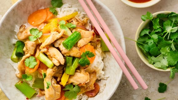 Kycklingwok med sweet chilisås och grönsaker