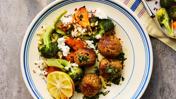 Chimichurribullar med vitlöksrostad broccoli