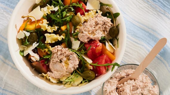 Tonnatoröra med tomatsallad