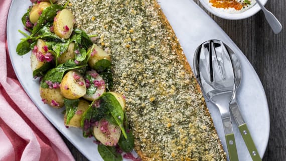Dill och senapsbakad regnbåge med romsås
