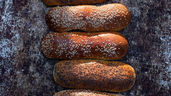 Stora bröd till grillkorv