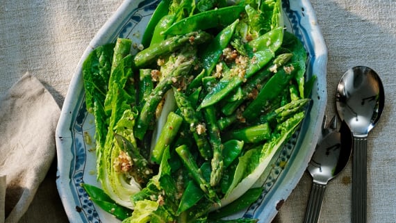 Sparrissallad med gröna bönor och mandeldressing