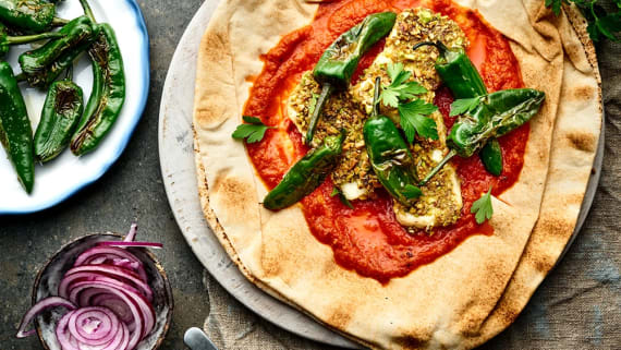 Pistagepanerad halloumi med paprikakräm