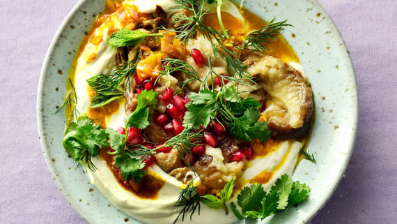 Tahiniyoghurt med rostad aubergine och örter