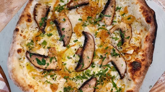Svamppizza med karamelliserad lök