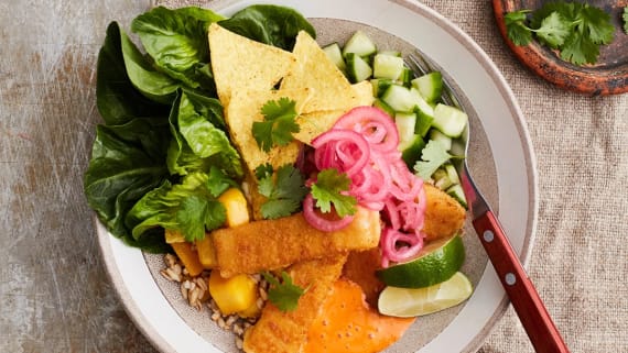 Bowl med fiskpinnar och mango