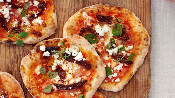 Tomatpizza med fetaost och chilihonung