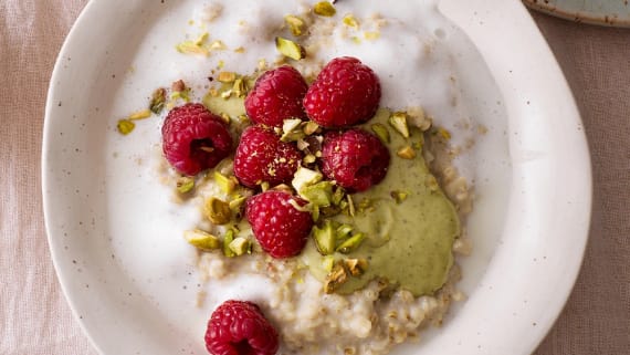 Steel cuts oats med hallon och pistagekräm