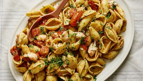Snäckpasta med havskräftor och körsbärstomater