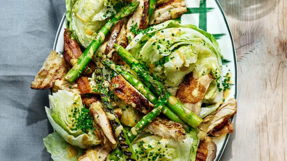 Grillad sparris- och kycklingsallad med senapsdressing