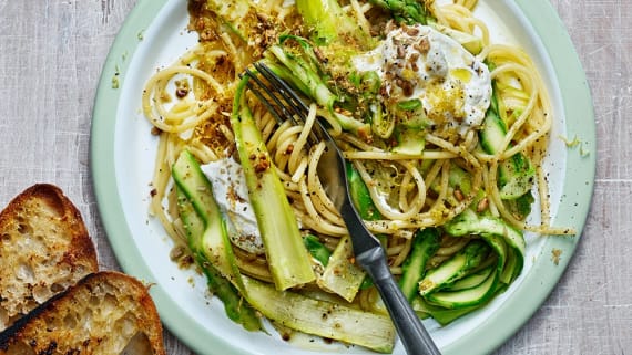 Krämig pasta med sparris och ricotta