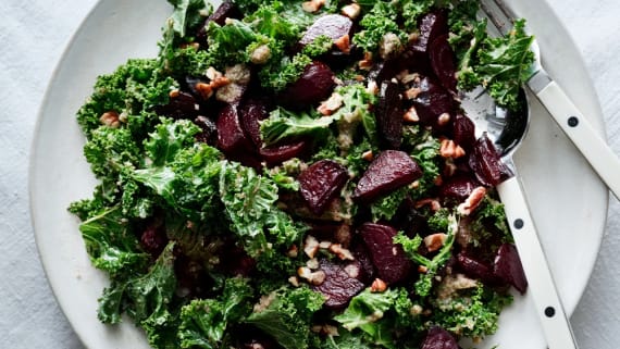 Sallad med grönkål betor och pekanvinägrett