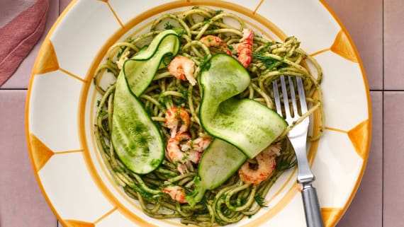 Pasta med dillpesto, kräftor och zucchini