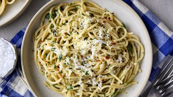 Pasta aglio e olio – spaghetti med vitlök, persilja och chili