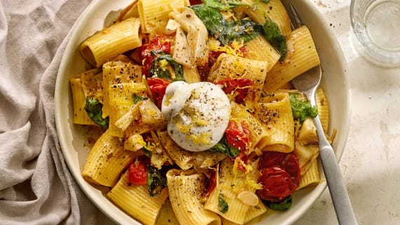 Pasta paccheri med tomat, kronärtskocka och burrata