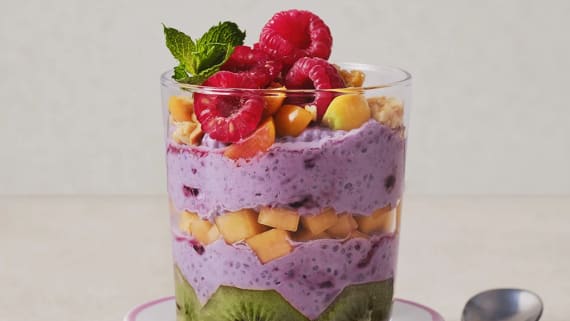Yoghurtbowl med chiafrön, blåbär och frukt