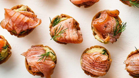 Filodegskrustader med eldad lax och avokadoyoghurt