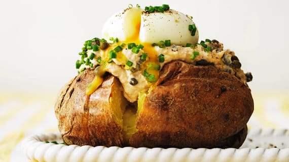Bakad potatis ”egg tonnato” – med tonfisk och löskokt ägg