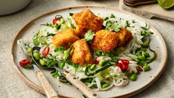 Kokospanerad torskfilé med nudelsallad