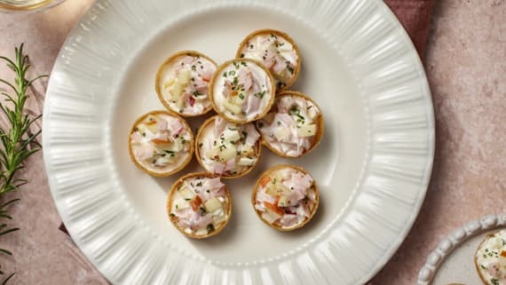 Krispig krustad med skinkröra och äpple