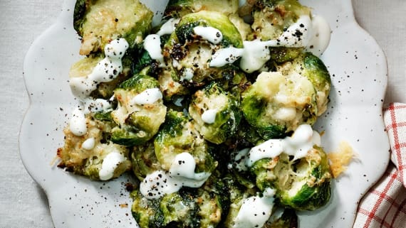 Smashed brysselkål med citronmajonnäs och parmesan