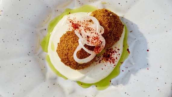 Räkkroketter med dillolja och söt silverlök