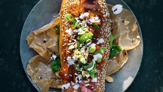 Grillad korv med marinerad kimchi
