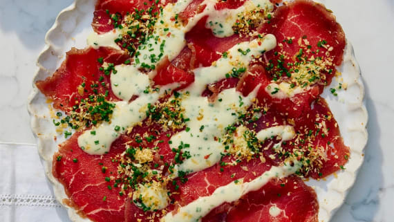 Gravad oxfilé med nobisdressing och pangrattato