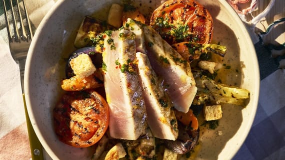 Grillad tonfisk med primörer och paprikamajonnäs