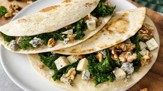 Piadina med grönkål och mögelost