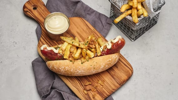 Korv med pommes och majonnäs