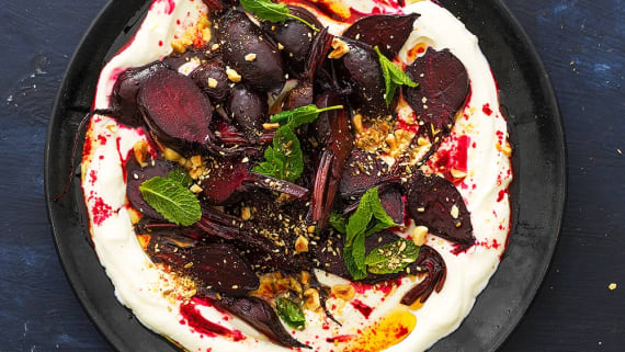 Rostade betor med yoghurt, dukkah och färsk mynta