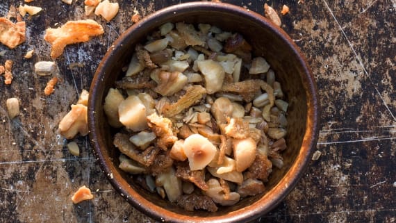 Rostad topping av nötter och lök