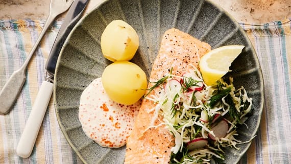 Lax på saltbädd med romsås och grönsaker