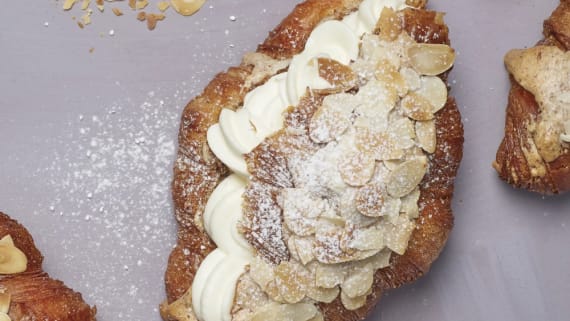 Croissantsemla med mandel och vispad crème fraiche-grädde