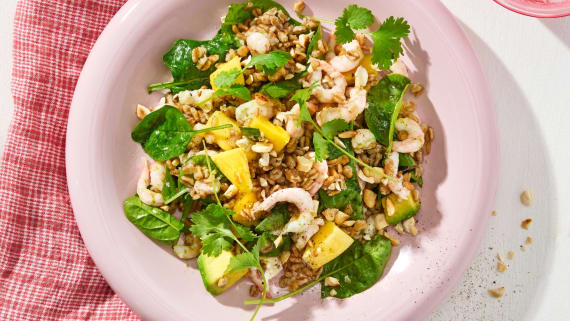 Matvetesallad med räkor, mango, avokado, lime och cashewnötter