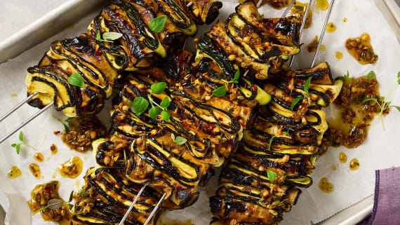 Grillade zucchini och auberginspett
