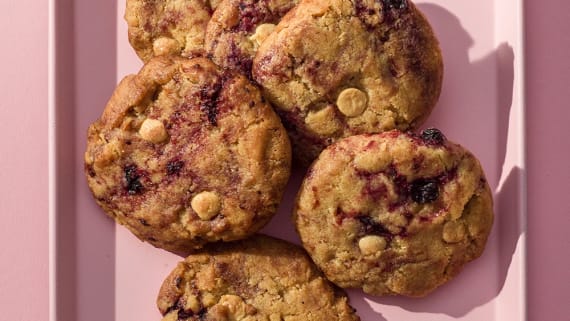 Cookies med svarta vinbär och vit choklad