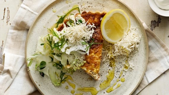 Paj med varmrökt lax med hyvlad blomkål och pepparrot