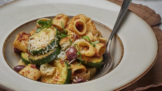 Pasta med zucchini och soltorkad tomat